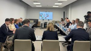 Reuni&oacute;n de la Mesa del Pacto por la Sostenibilidad con participantes en una sala