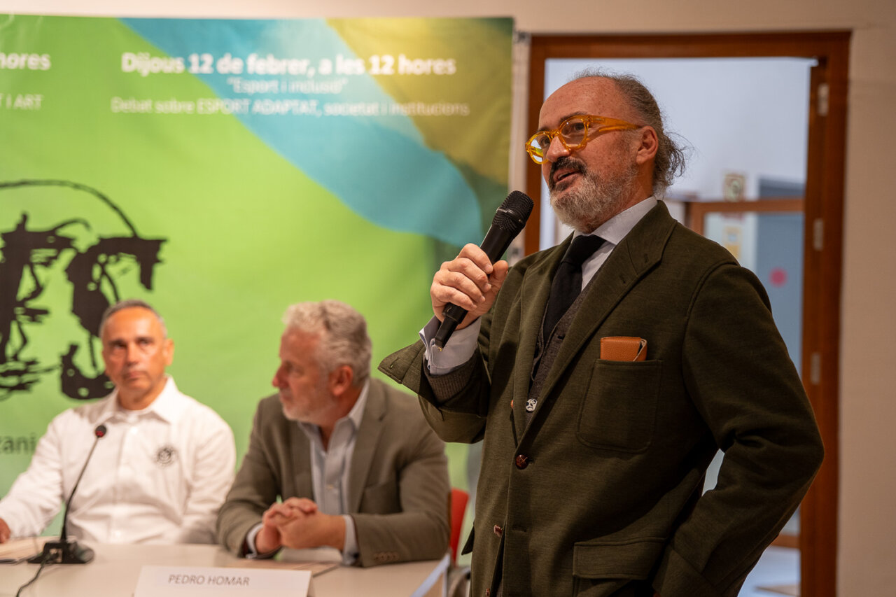 Hombre hablando en una mesa redonda sobre n&aacute;utica y deportes adaptados.