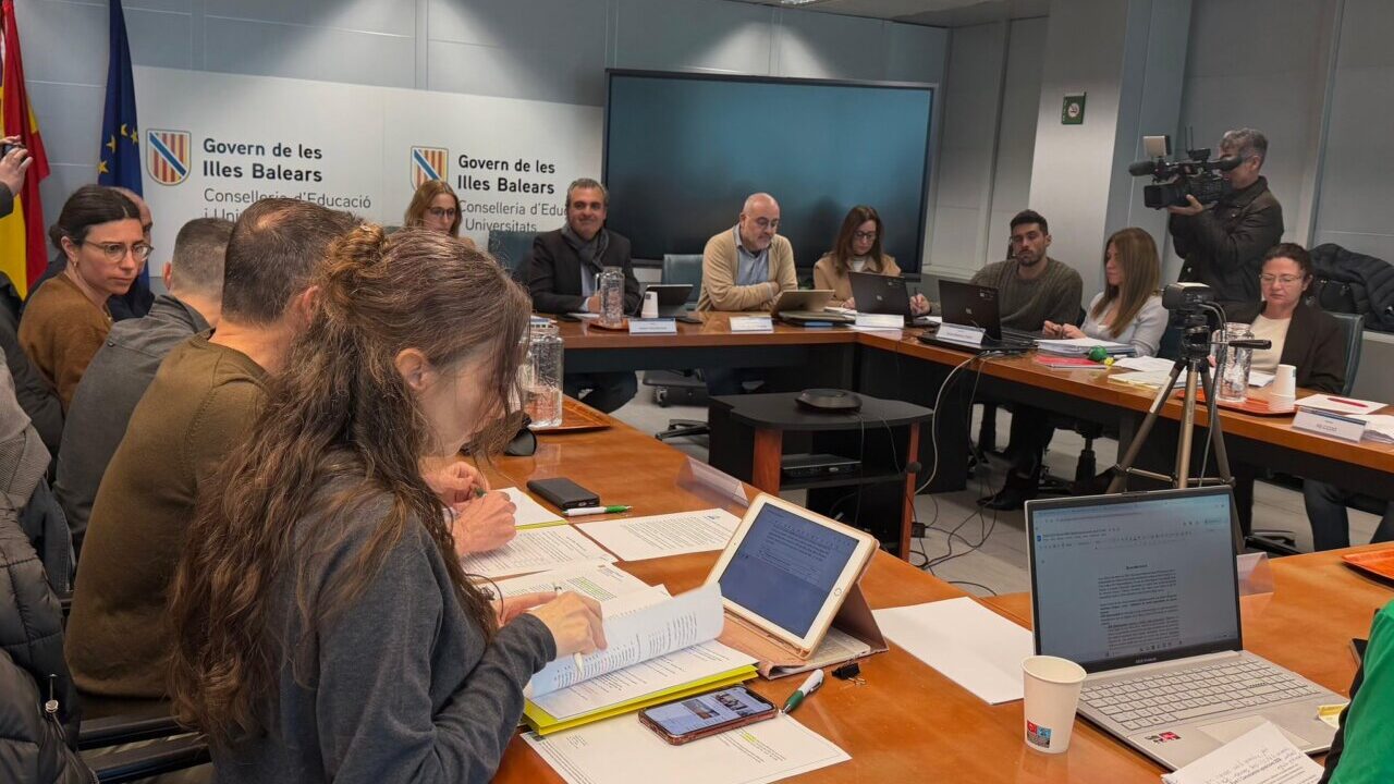 Reuni&oacute;n de la mesa sectorial sobre oposiciones docentes en Baleares