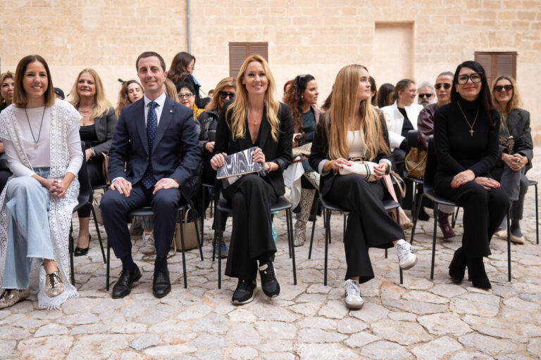 Asistentes al desfile de Moda Artesana de Mallorca en el Teatre Principal.