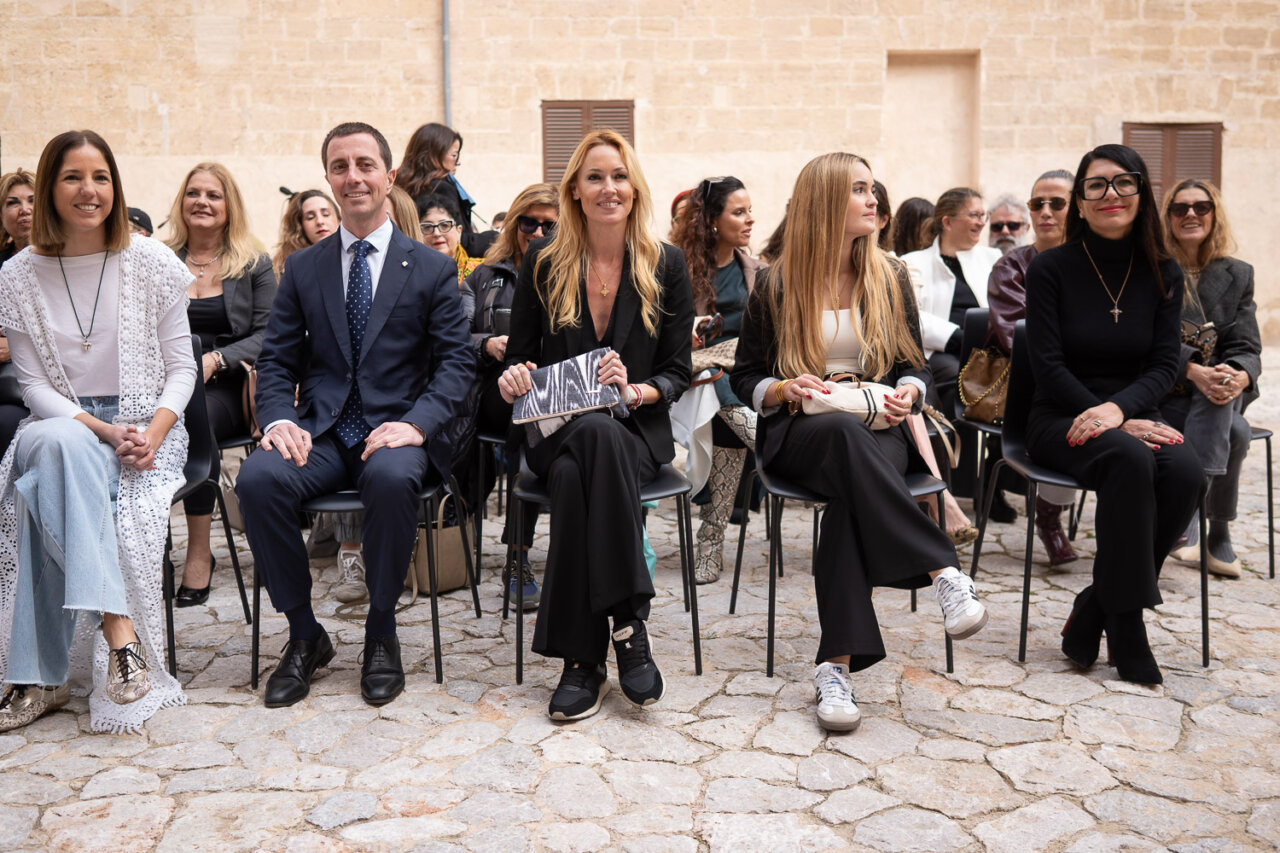 Asistentes al desfile de Moda Artesana de Mallorca en el Teatre Principal.