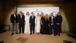 Grupo de personas en la gala de Moda Artesana de Mallorca