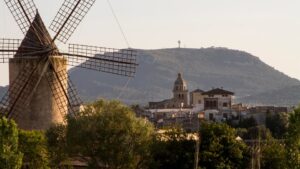 Vista del molino y el pueblo de Montu&iuml;ri en Mallorca