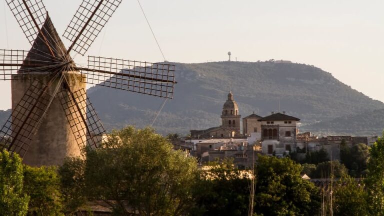 Vista del molino y el pueblo de Montu&iuml;ri en Mallorca