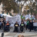 Protesta de trabajadores de la Fundación para la Dependencia en la calle.