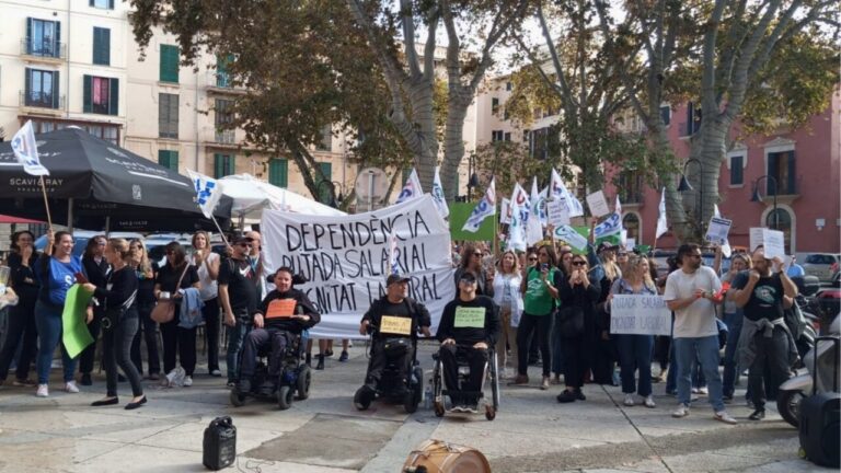 Protesta de trabajadores de la Fundación para la Dependencia en la calle.