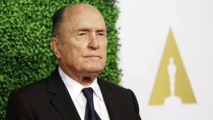 Robert Duvall en un evento de premiaci&oacute;n con fondo verde