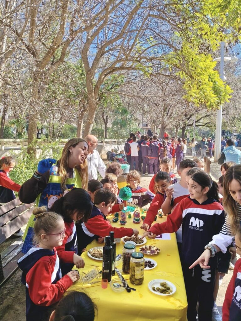 Ni&ntilde;os participando en una muestra de cocina mallorquina al aire libre