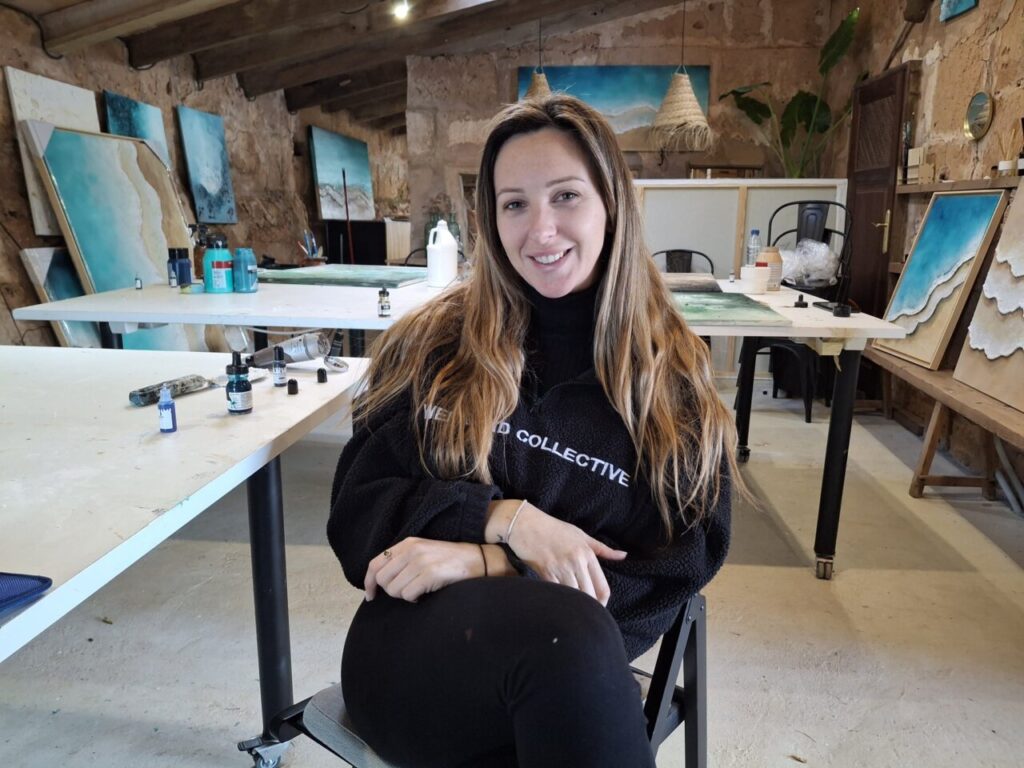 Victoria Canals en su taller rodeada de obras de arte y materiales.