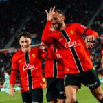 Celebración de Muriqi con sus compañeros tras un gol en el RCD Mallorca
