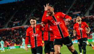 Celebraci&oacute;n de Muriqi con sus compa&ntilde;eros tras un gol en el RCD Mallorca