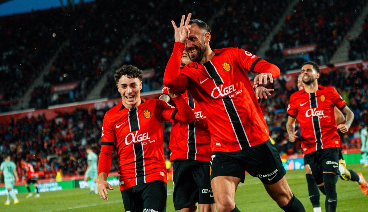 Celebraci&oacute;n de Muriqi con sus compa&ntilde;eros tras un gol en el RCD Mallorca