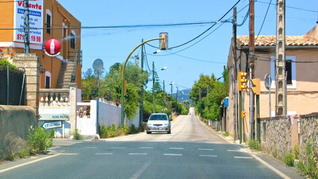 Vista de la carretera hacia Son Anglada en Palma con se&ntilde;alizaci&oacute;n