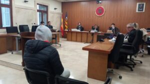 Sala del tribunal durante juicio por abuso sexual a menor