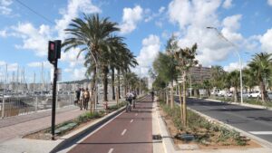 Vista del nuevo paseo marítimo en Palma con palmeras y ciclistas