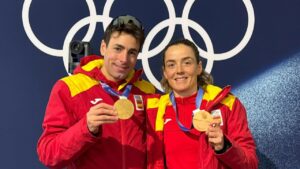Oriol Cardona y Ana Alonso mostrando sus medallas ol&iacute;mpicas