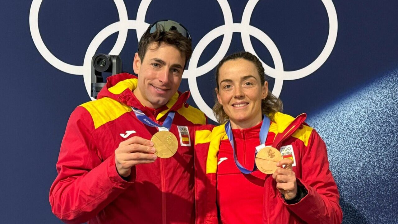 Oriol Cardona y Ana Alonso mostrando sus medallas ol&iacute;mpicas