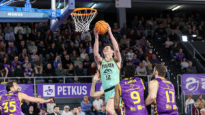 Jugador del Palmer Basket realizando un tiro en un partido de baloncesto