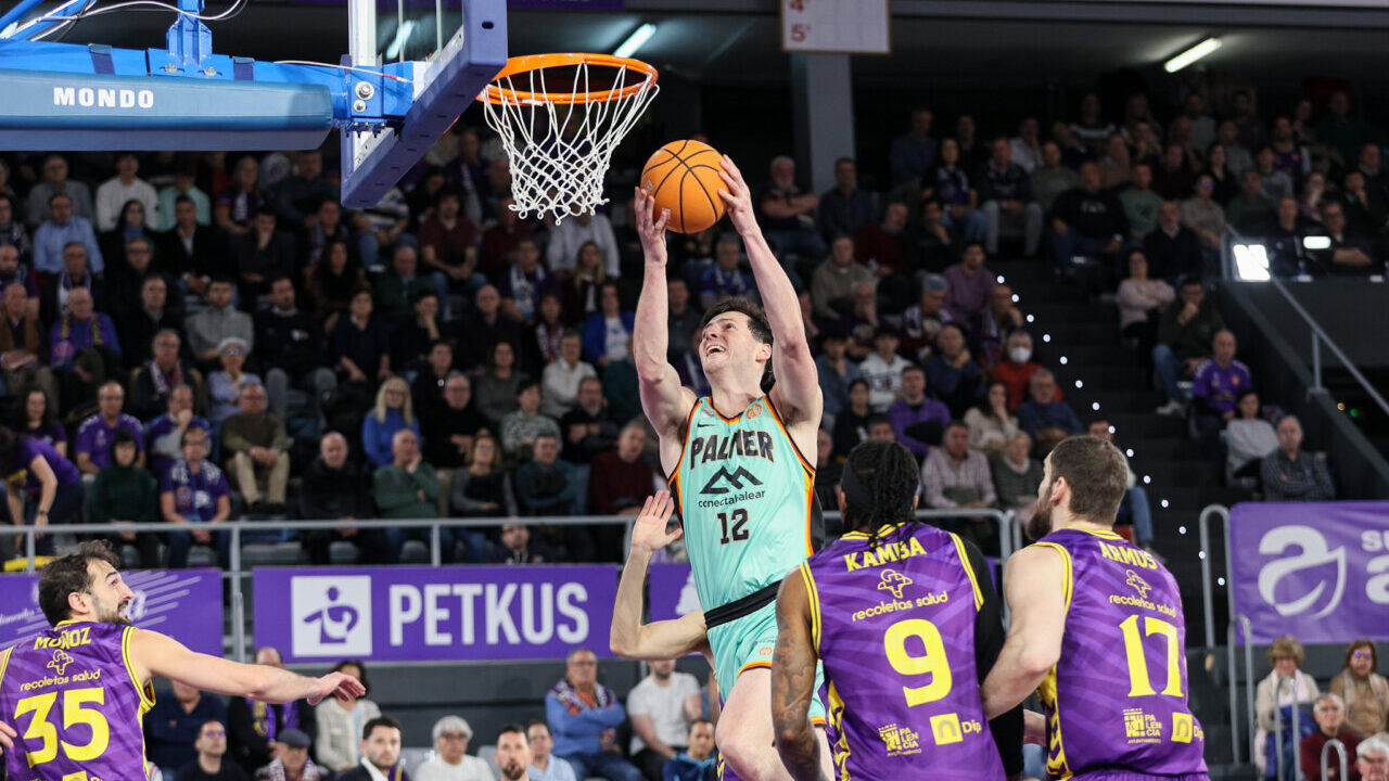 Jugador del Palmer Basket realizando un tiro en un partido de baloncesto