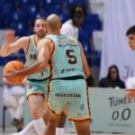Jugadores de baloncesto en acci&oacute;n durante un partido entre Palmer Basket y Leyma Coru&ntilde;a.