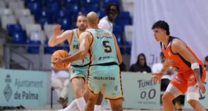 Jugadores de baloncesto en acci&oacute;n durante un partido entre Palmer Basket y Leyma Coru&ntilde;a.