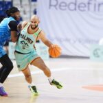 Jugadores de baloncesto compitiendo en un partido emocionante.