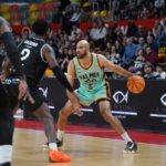 Jugadores del Palmer Basket compiten en un partido de baloncesto