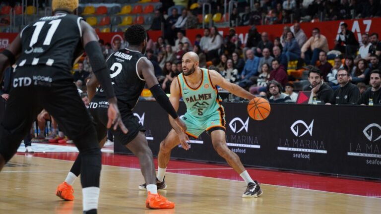 Jugadores del Palmer Basket compiten en un partido de baloncesto