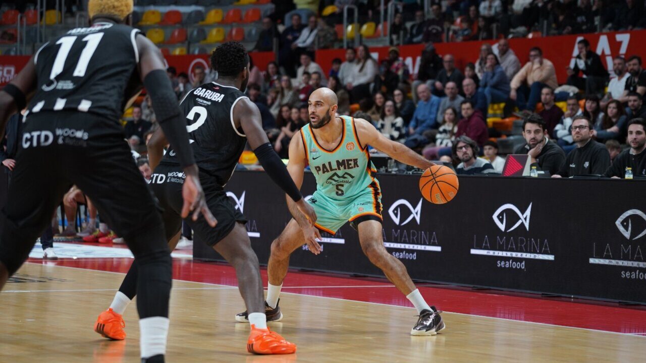 Jugadores del Palmer Basket compiten en un partido de baloncesto