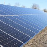 Paneles solares instalados en un campo abierto bajo el cielo azul