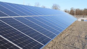 Paneles solares instalados en un campo abierto bajo el cielo azul