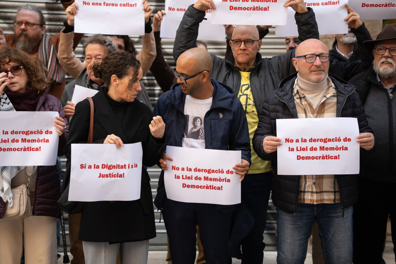 Manifestantes sosteniendo carteles sobre la Ley de Memoria Democr&aacute;tica