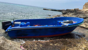 Patera varada en la costa de Baleares con objetos a bordo