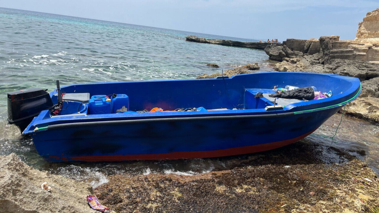Patera varada en la costa de Baleares con objetos a bordo