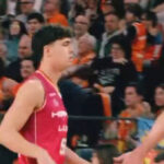 Pau Torrens en su debut en la ACB, rodeado de aficionados