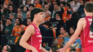 Pau Torrens en su debut en la ACB, rodeado de aficionados