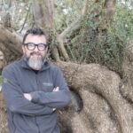 Pep Solivellas junto a un olivo en Mallorca