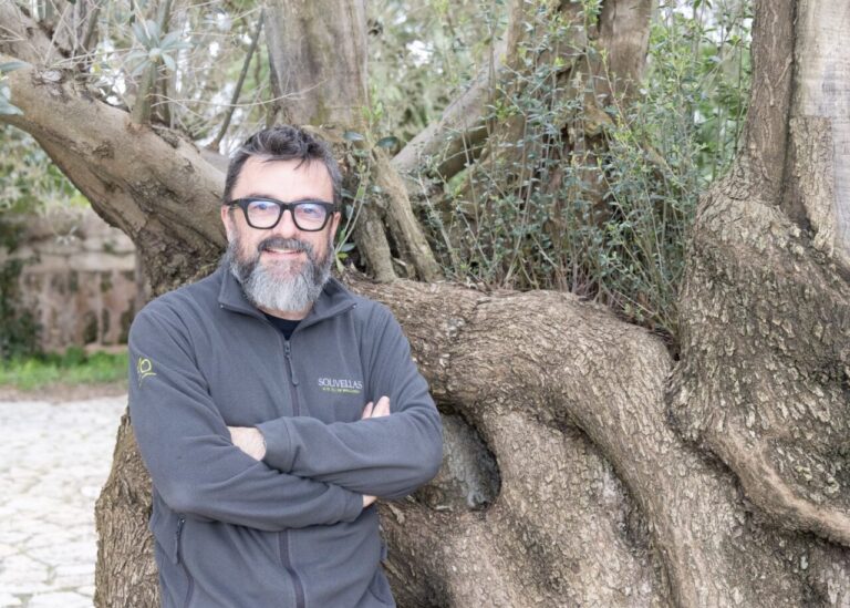 Pep Solivellas junto a un olivo en Mallorca