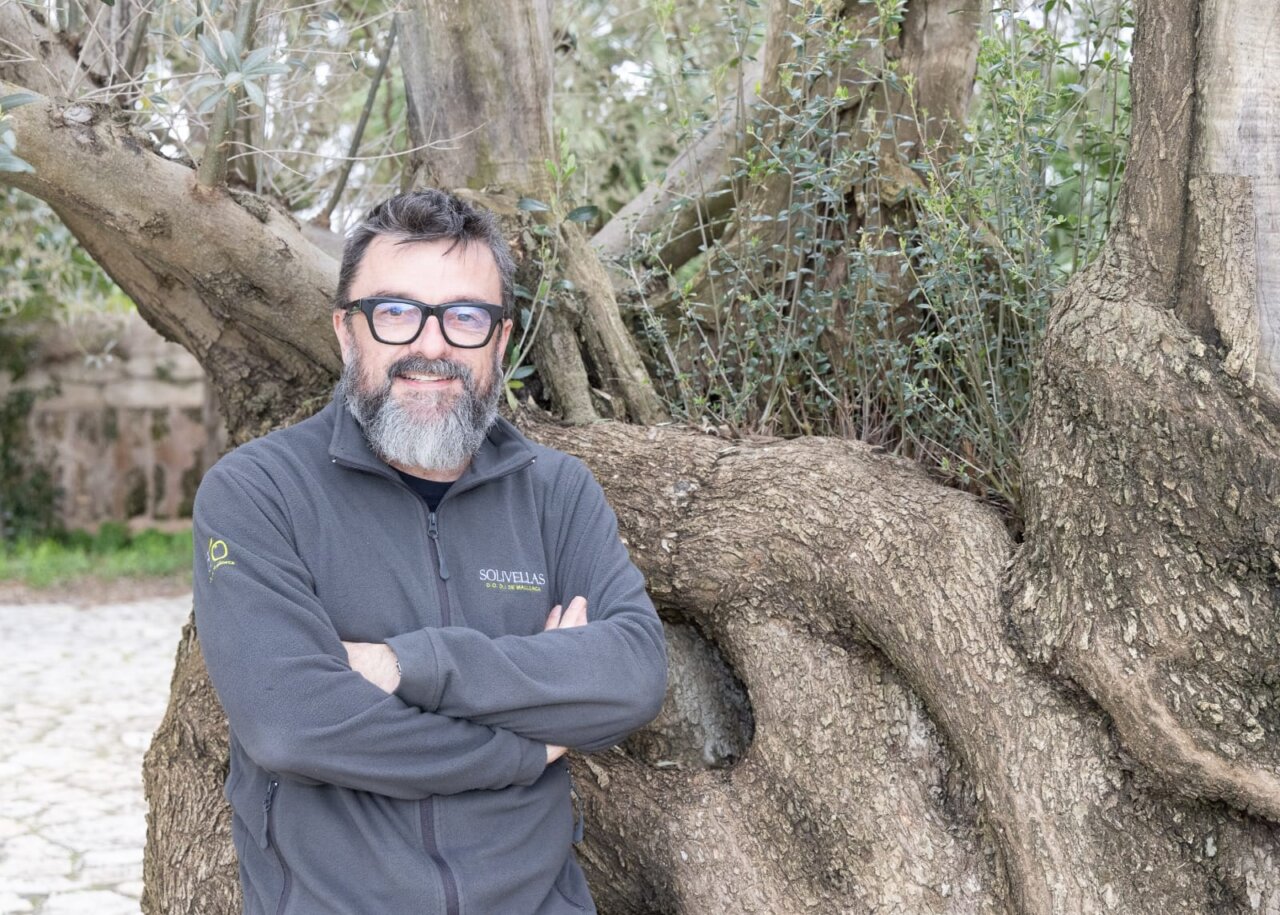 Pep Solivellas junto a un olivo en Mallorca