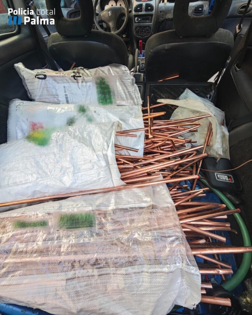 Interior de un coche con tubos de cobre y herramientas confiscadas por la policía.
