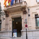 Entrada principal del Parlament con banderas ondeando