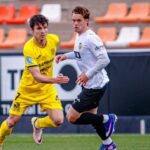 Jugadores de Poblense y ATB compitiendo en el campo de fútbol