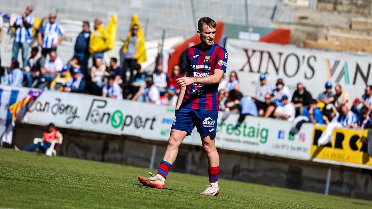 Jugador del Poblense en el partido contra el Atl&eacute;tico Baleares en Sa Pobla
