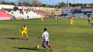 Partido de f&uacute;tbol entre Poblense y otro equipo en Barbastro