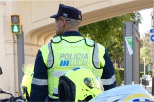 Agente de la Polic&iacute;a Local de Palma en un control de tr&aacute;fico