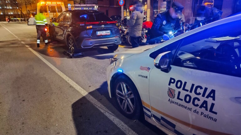 Intervención policial con vehículo detenido por conductor bajo efectos de drogas