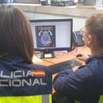 Dos agentes de la Polic&iacute;a Nacional trabajando en una computadora.