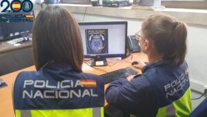 Dos agentes de la Polic&iacute;a Nacional trabajando en una computadora.