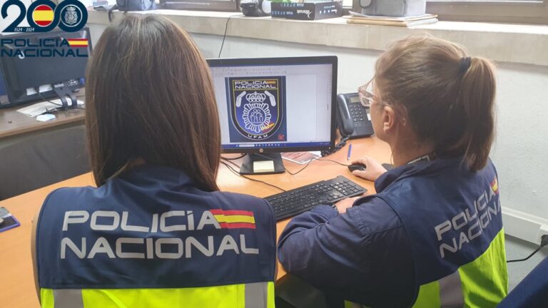 Dos agentes de la Polic&iacute;a Nacional trabajando en una computadora.