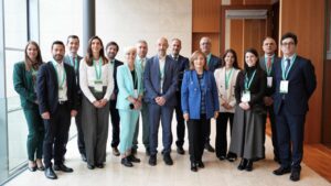 Grupo de ponentes junto a la vicepresidenta del BEI en un evento